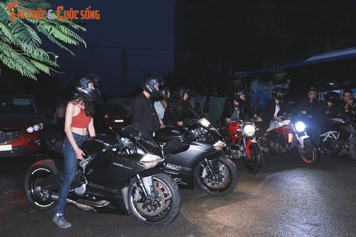 Dan sao Viet cuoi dan moto Ducati ra mat “Fan Cuong